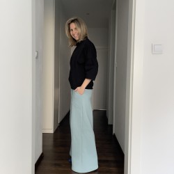 nohavice farba - šalvia 300, tričko bude čoskoro, modelka Sko