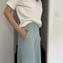 nohavice farba - šalvia 300, tričko bude čoskoro, modelka Sko